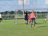 Laatste training S.K.N.W.K. JO8-1 (partijtje tegen de ouders) van maandag 2 juni 2025 (49/123)